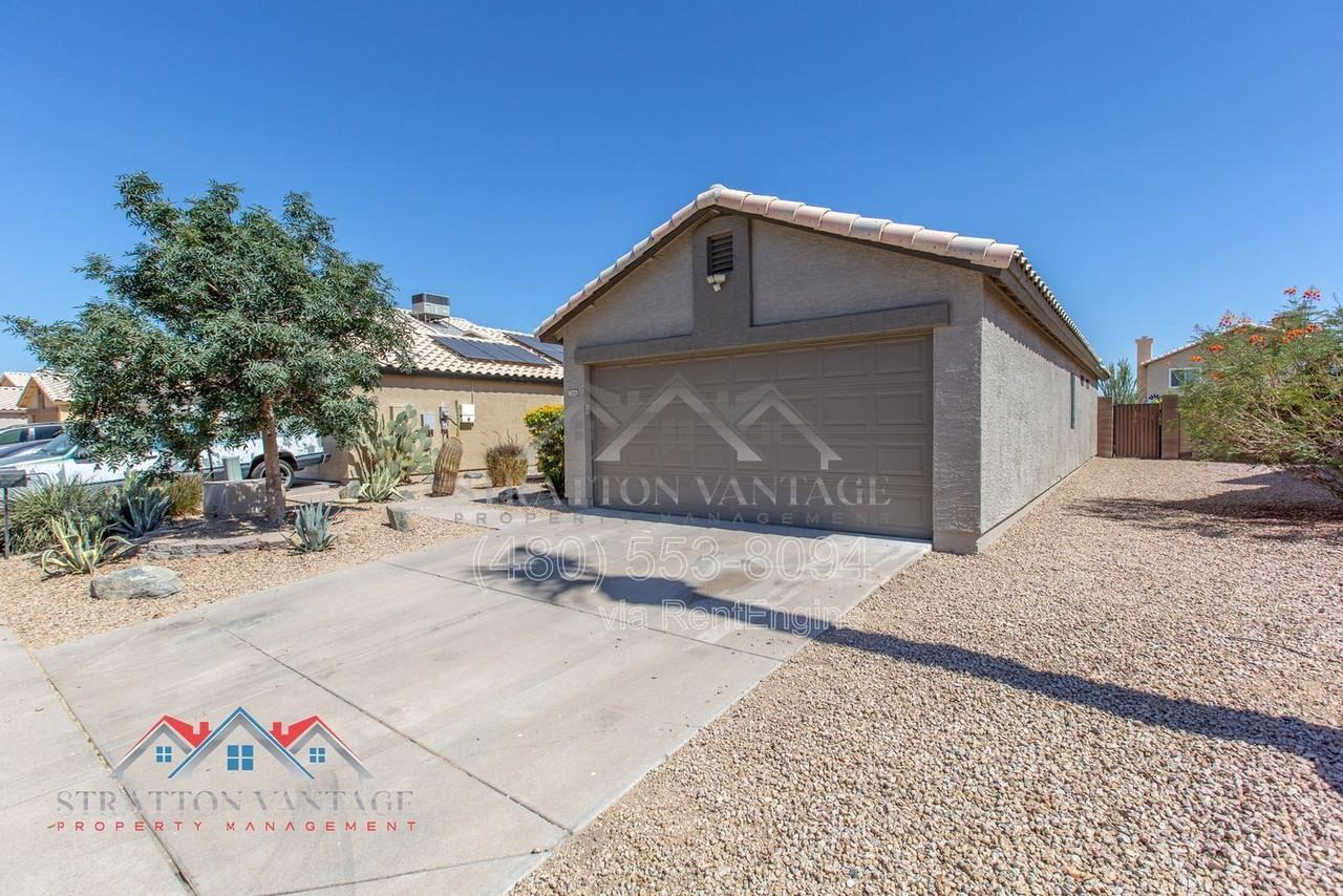 2105 E Donald Dr - Photo 2 of 32