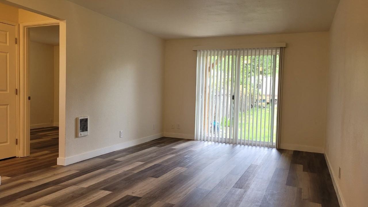 624 Ne Housley Ave #3 - Photo 3 of 9