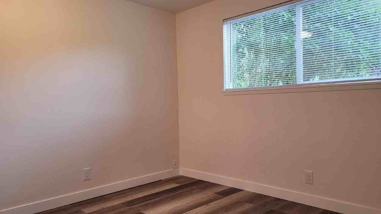 624 Ne Housley Ave #3 - Photo 5 of 9
