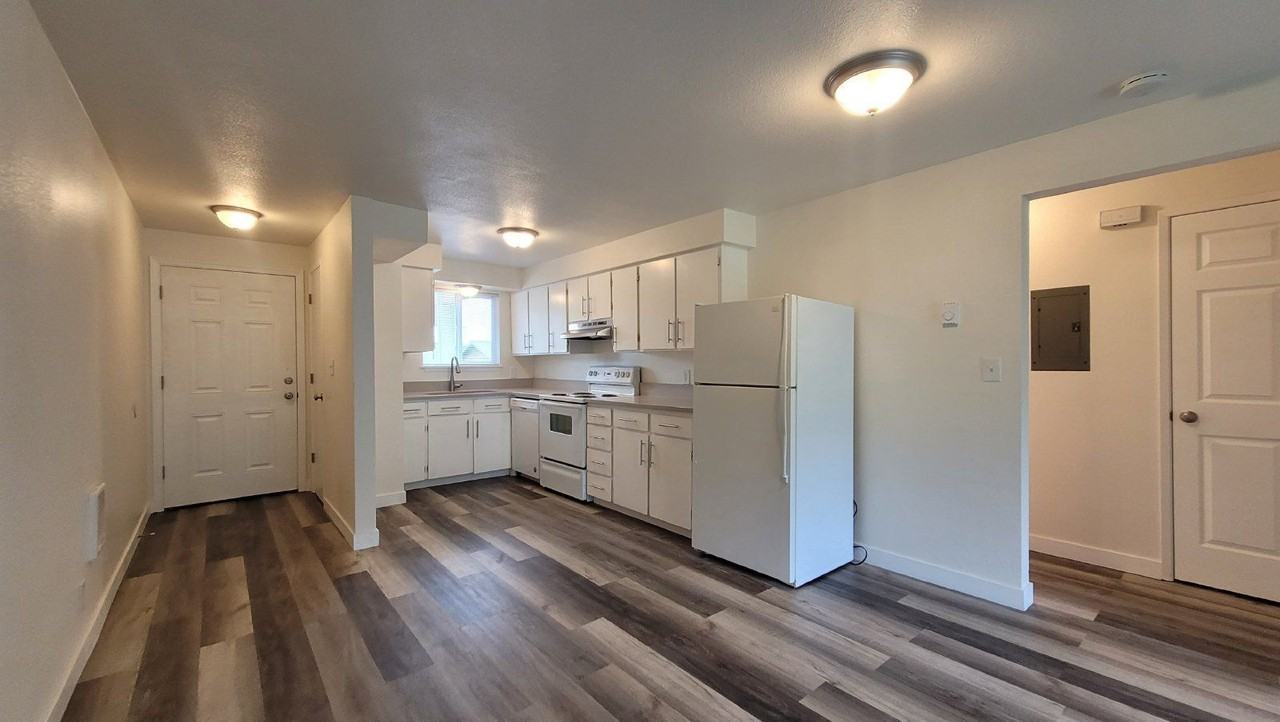 624 Ne Housley Ave #3 - Photo 6 of 9