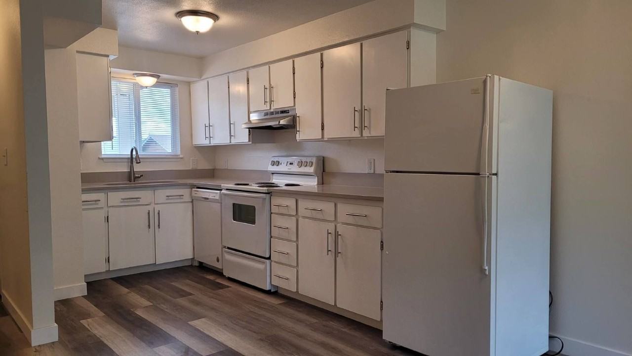 624 Ne Housley Ave #3 - Photo 7 of 9