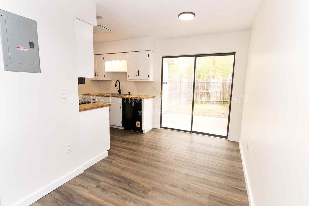 1118 Mcbrien Rd #B - Photo 4 of 12