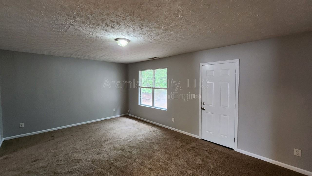 5749 Strathmoor Manor Cir - Photo 4 of 12
