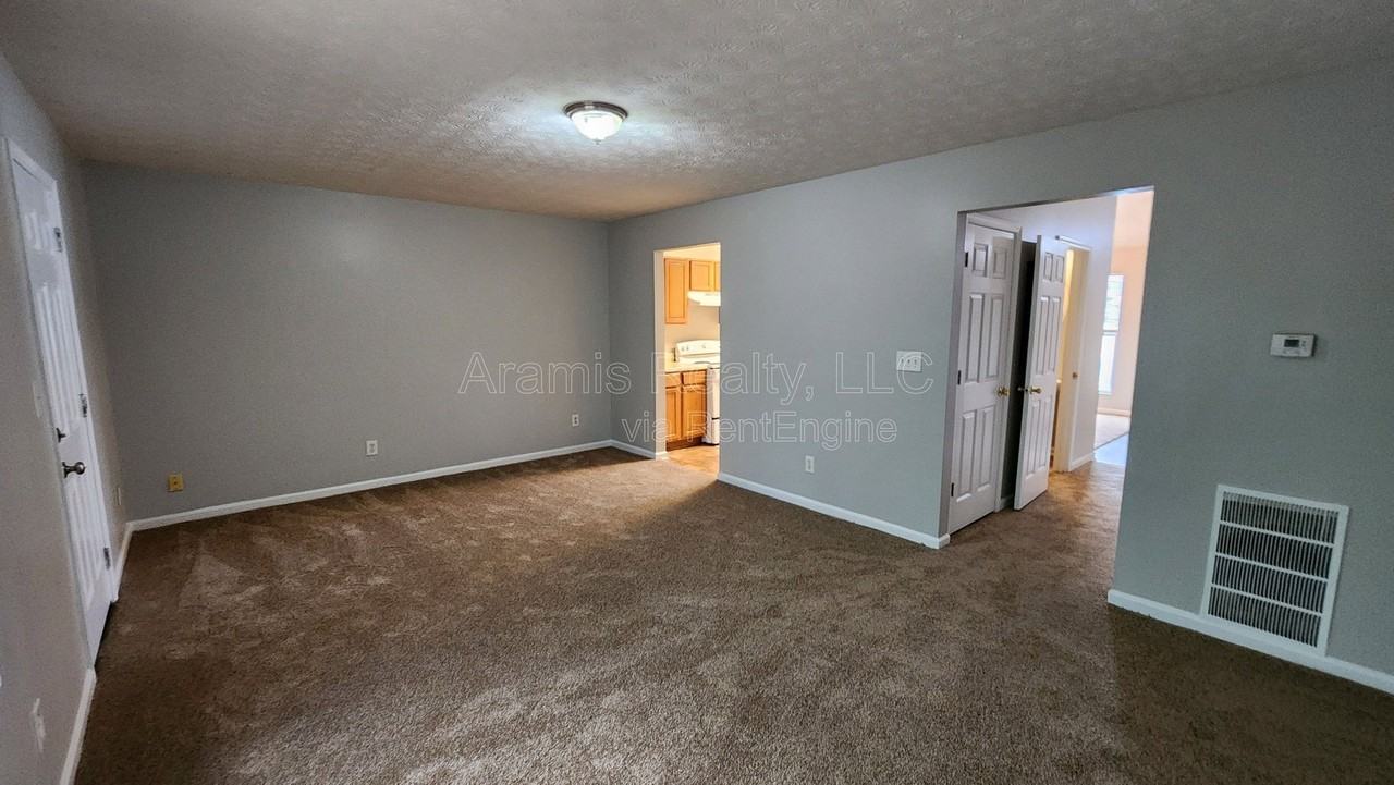 5749 Strathmoor Manor Cir - Photo 5 of 12