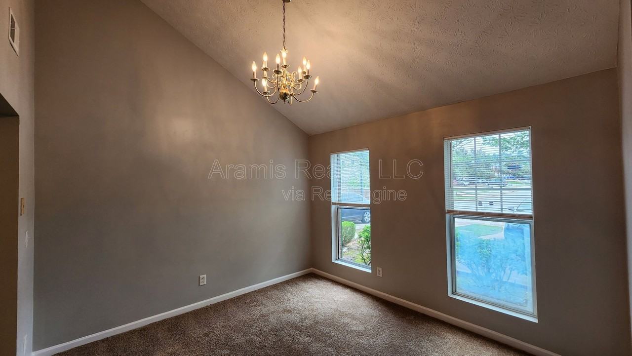5749 Strathmoor Manor Cir - Photo 6 of 12