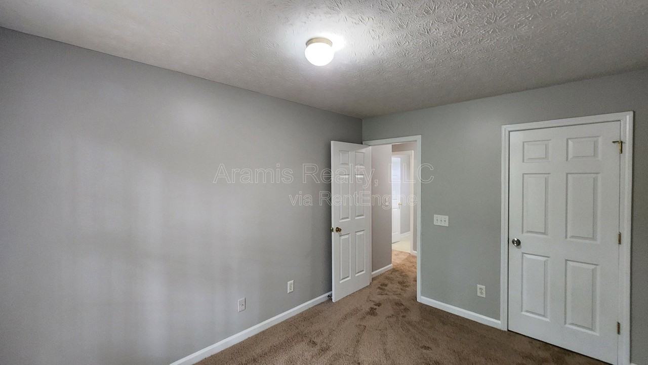 5749 Strathmoor Manor Cir - Photo 7 of 12