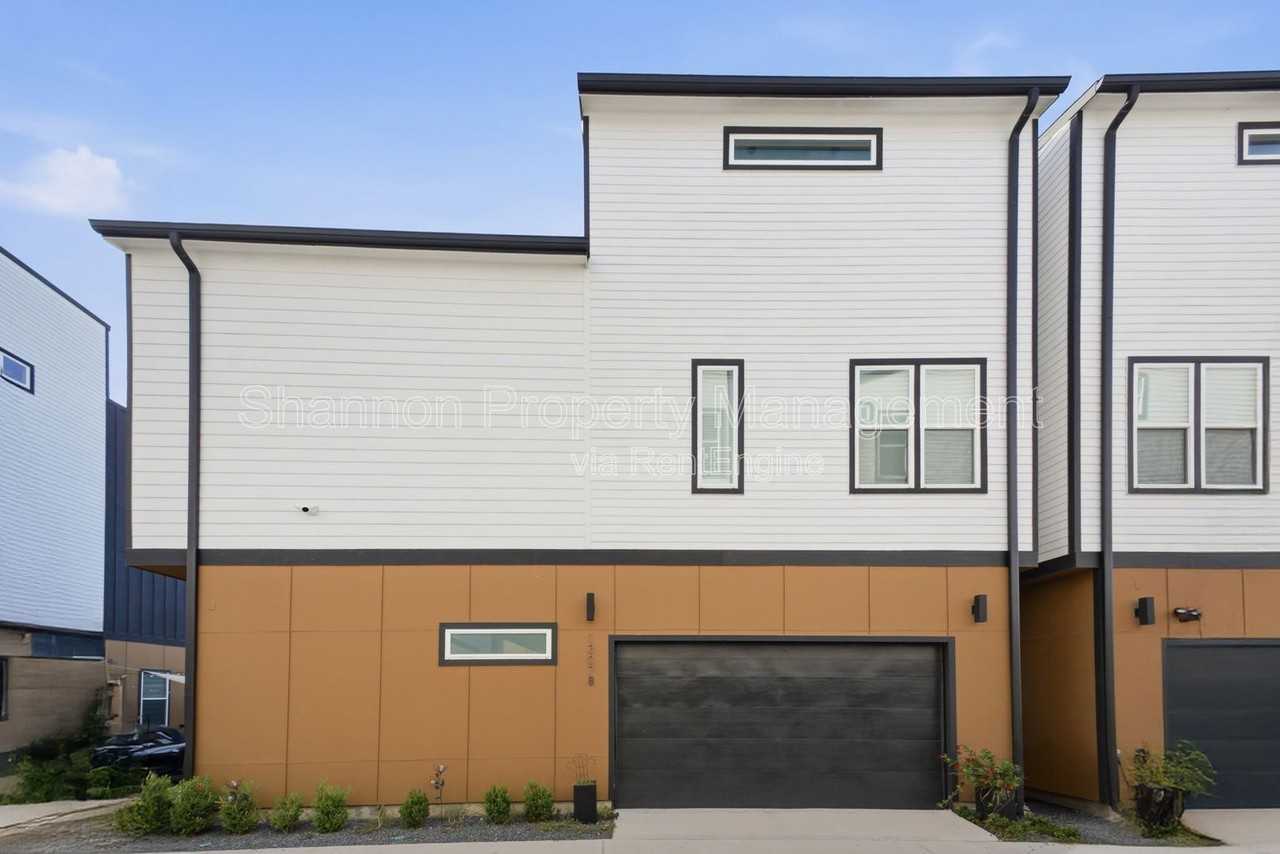 1307 Bayou St #B - Photo 4 of 35