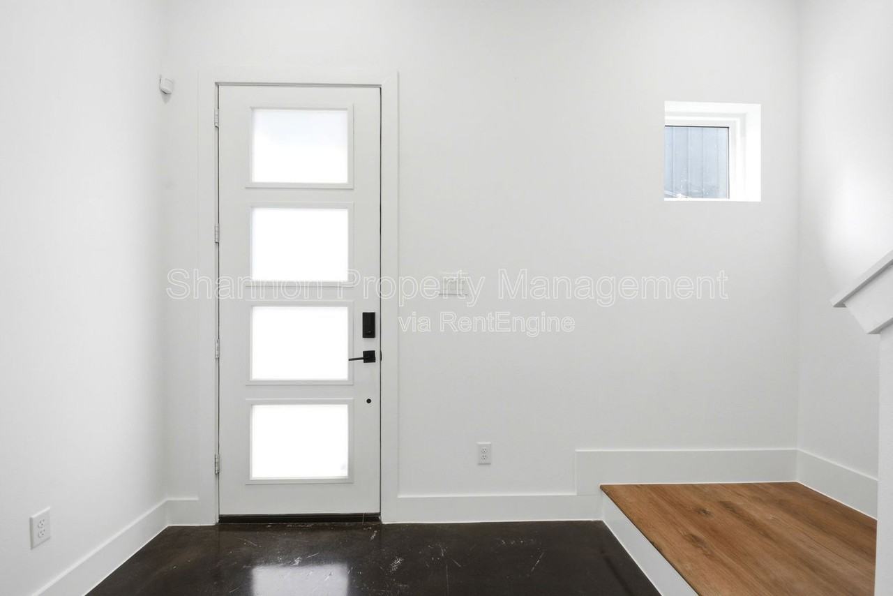 1307 Bayou St #B - Photo 6 of 35
