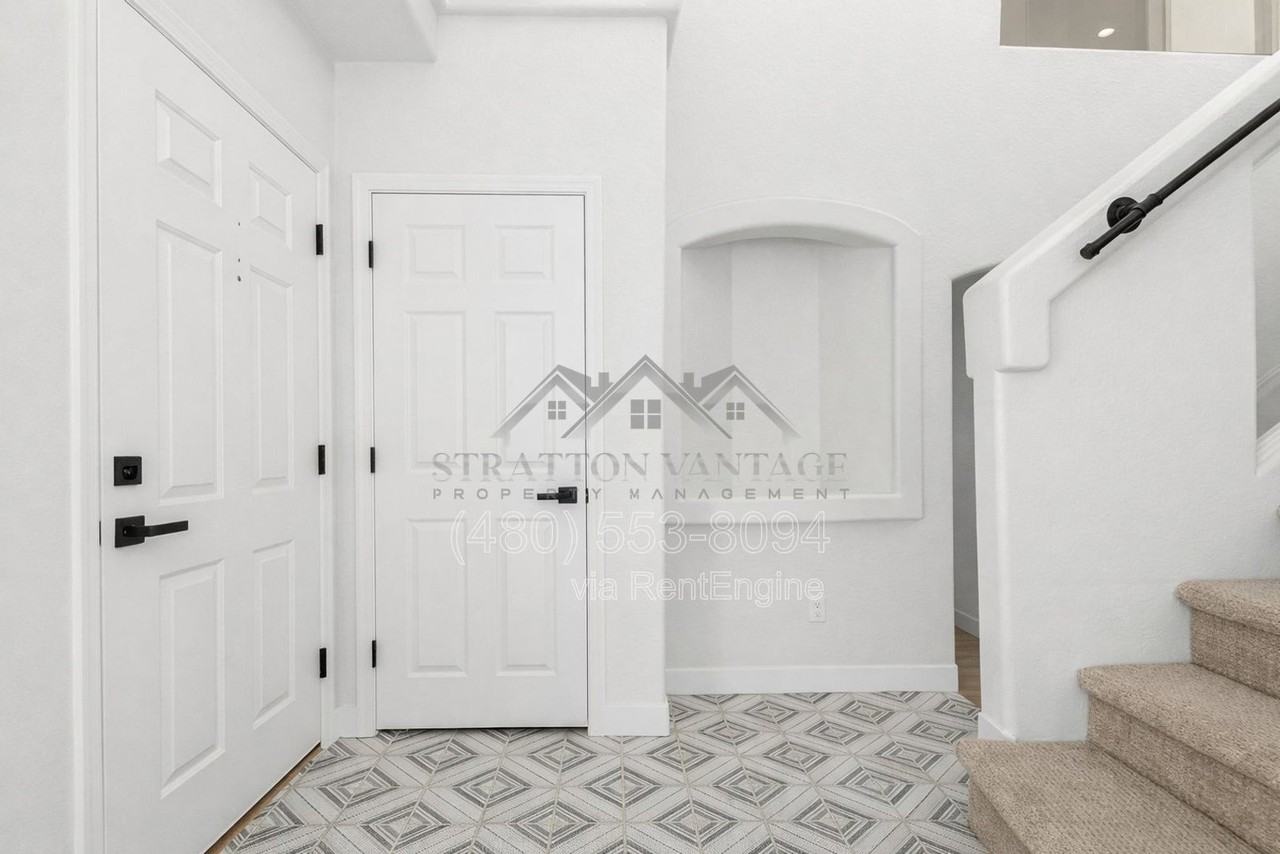 1005 E Stirrup Ln - Photo 6 of 39