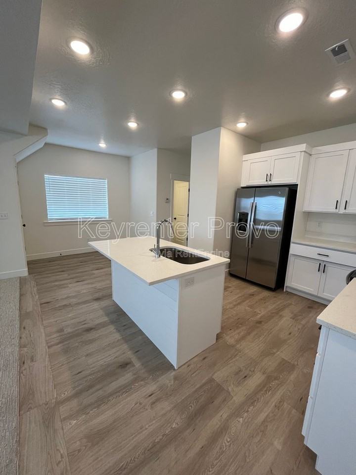 1046 E 1300 S - Photo 4 of 16