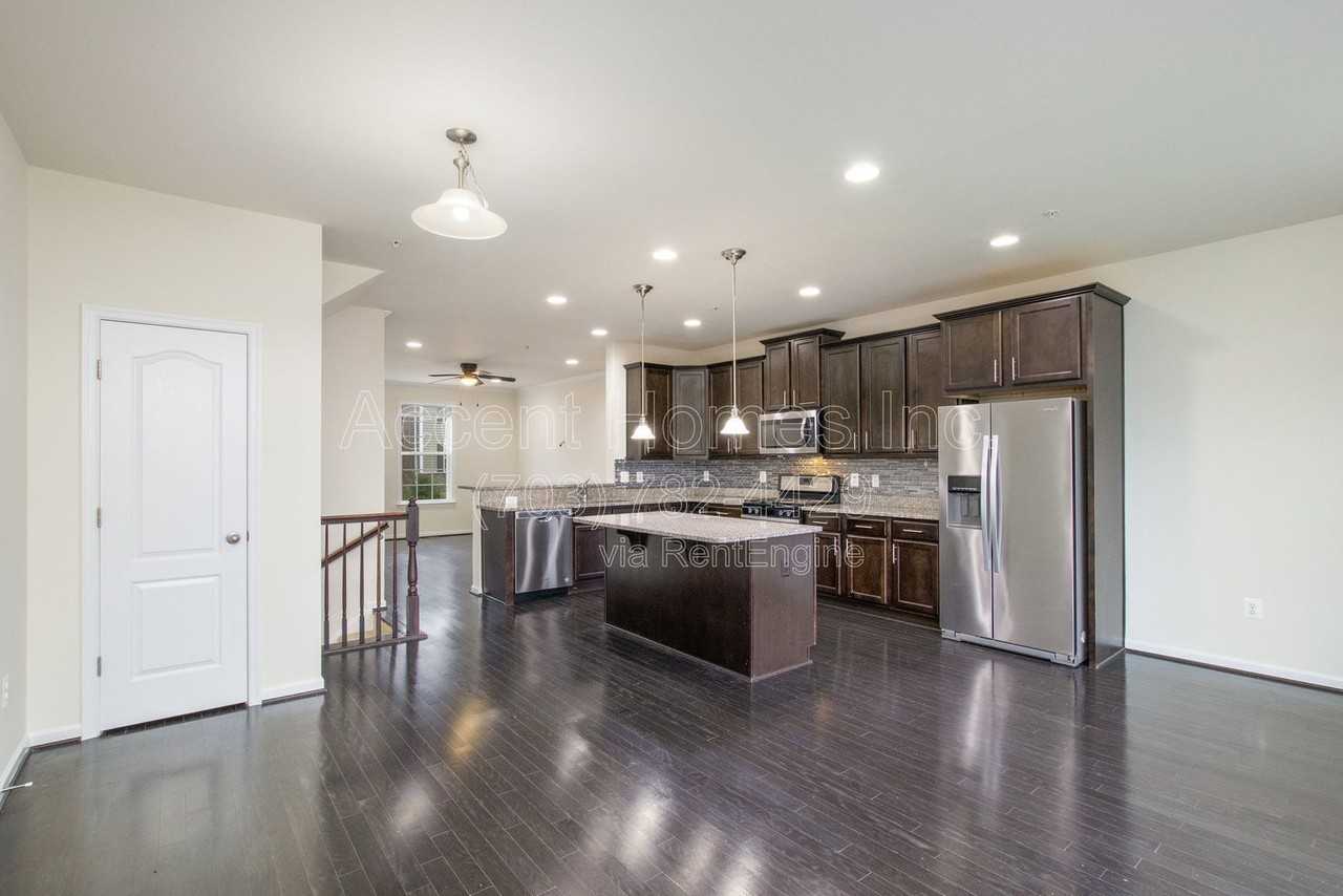 8605 Sweet Rose Ct - Photo 6 of 32