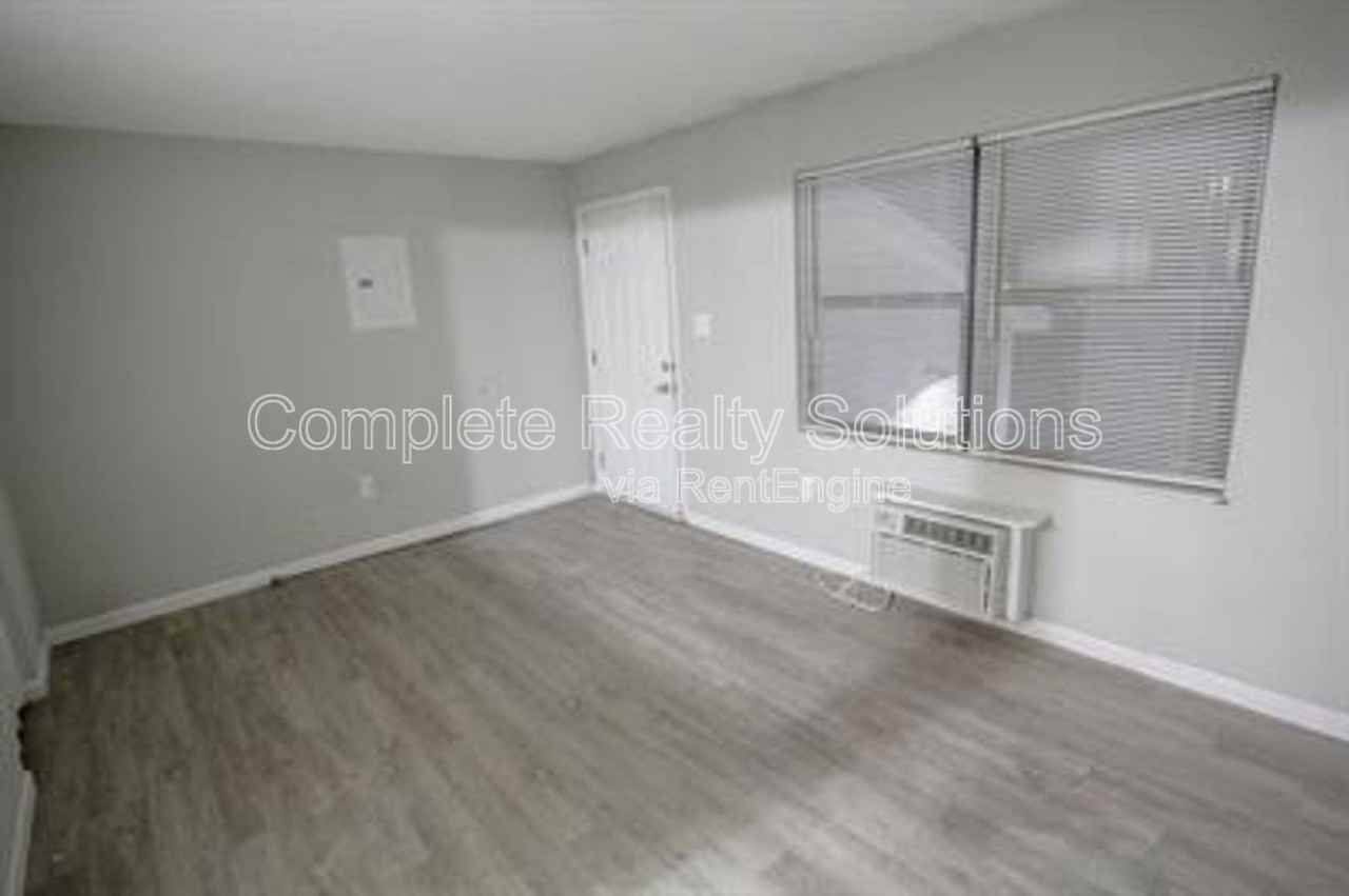 790 Country Aire Ct #205 - Photo 5 of 9