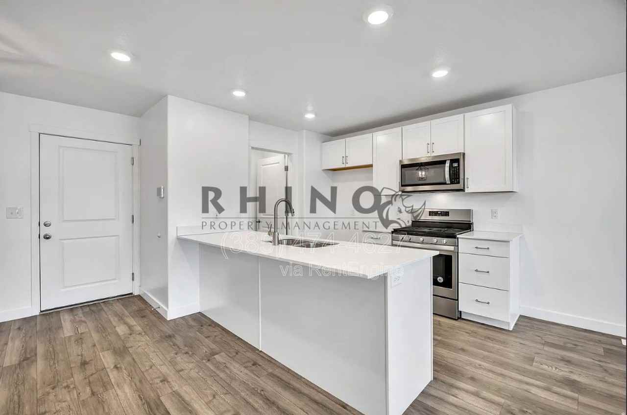 880 N Herman Dr - Photo 3 of 31
