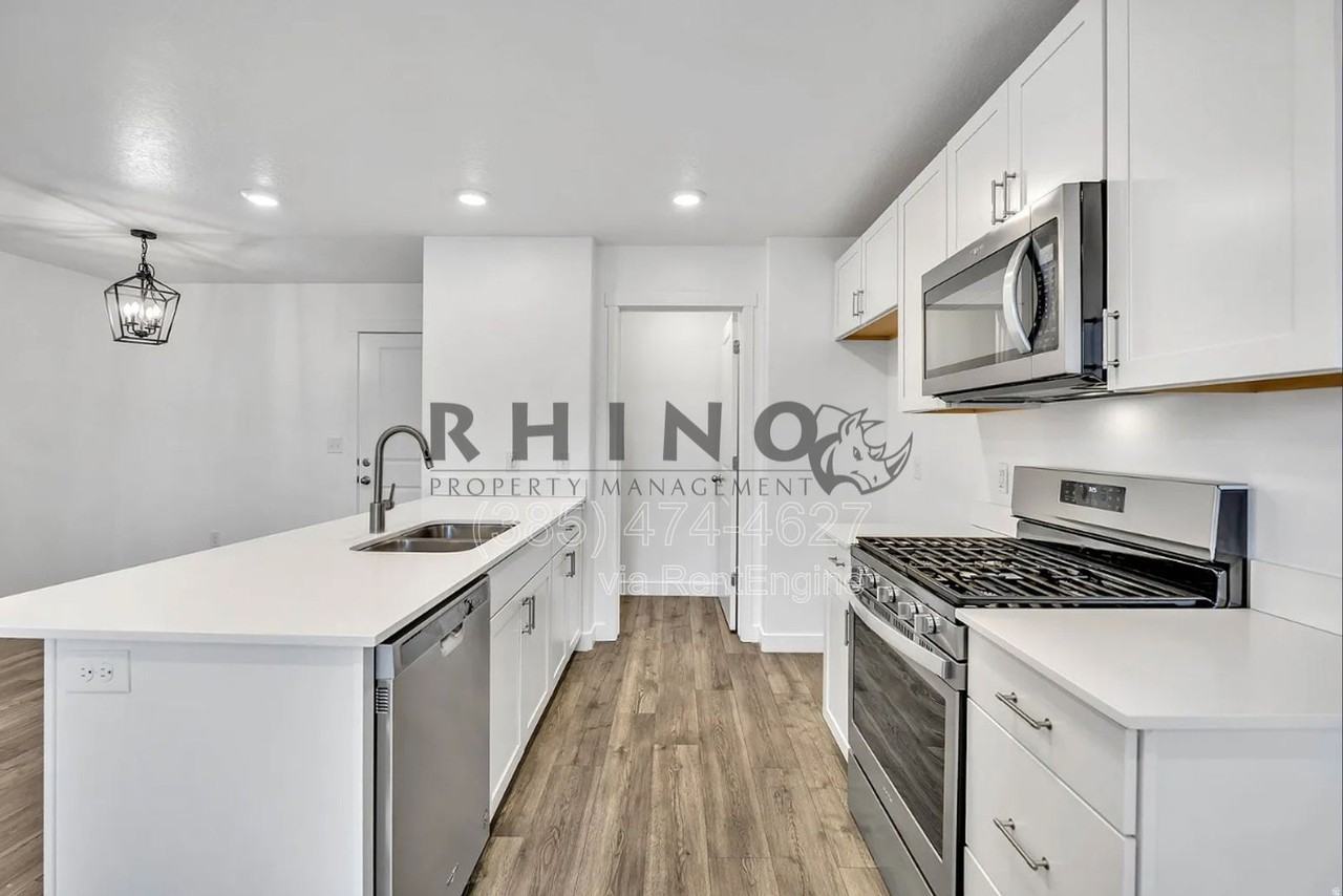 880 N Herman Dr - Photo 4 of 31