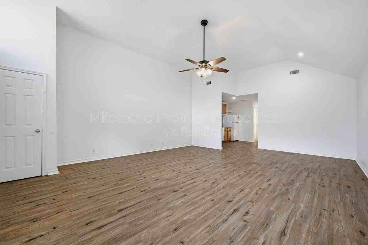 906 W Houston St #1 - Photo 6 of 24