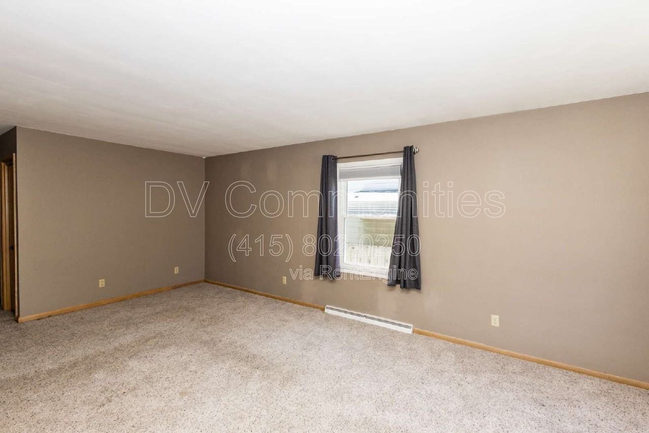 2421 12th St - Photo 4 of 19