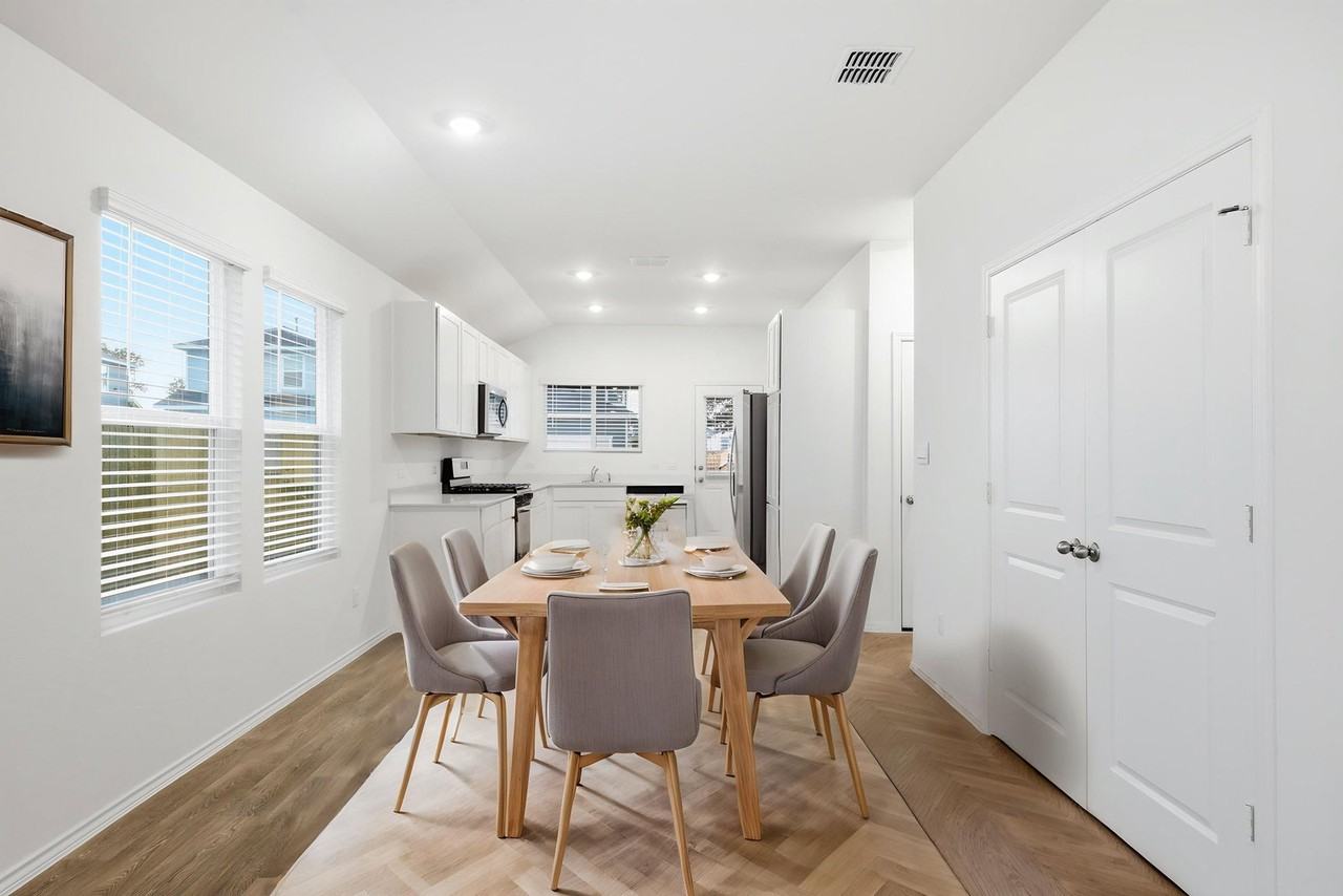 306 Constanza Trl - Photo 5 of 50