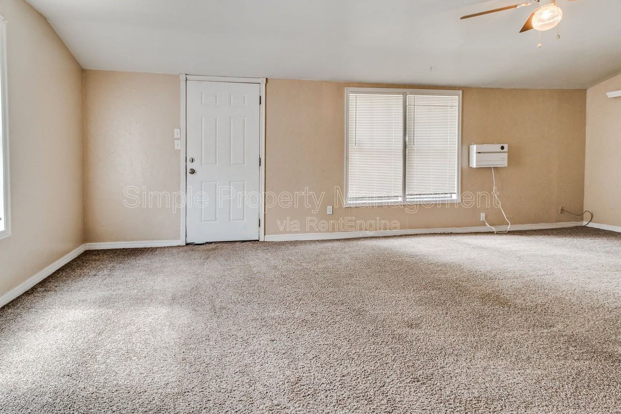 2117 Se 12th St - Photo 3 of 21
