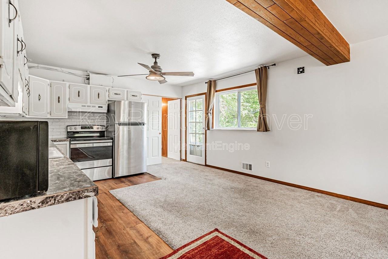 400 Lily Ln - Photo 6 of 39
