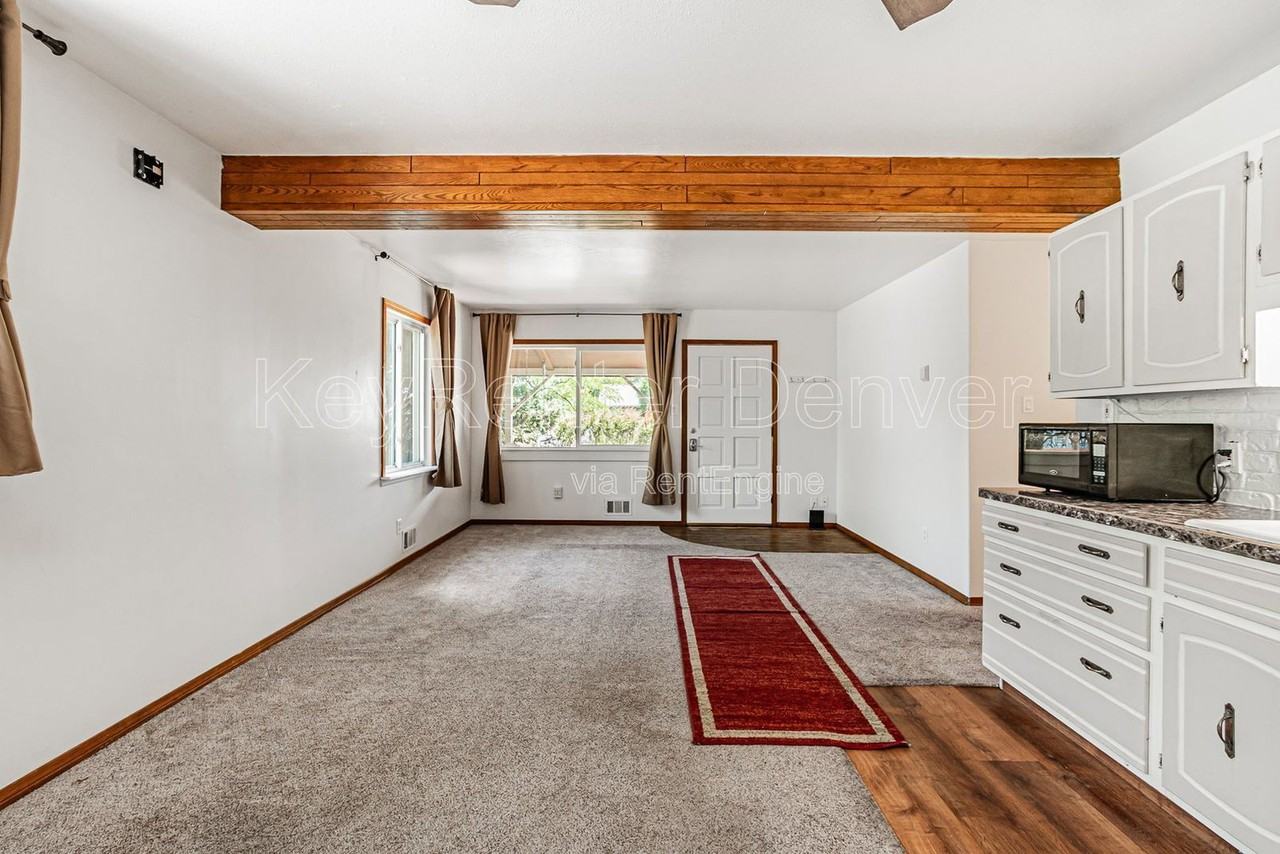 400 Lily Ln - Photo 7 of 39