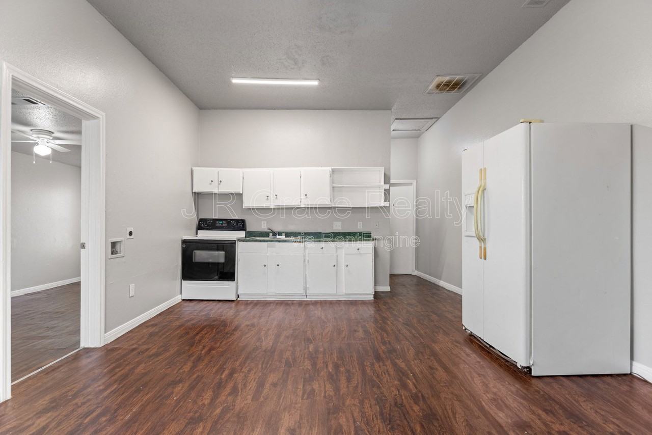 1720 Webster Ave - Photo 2 of 14