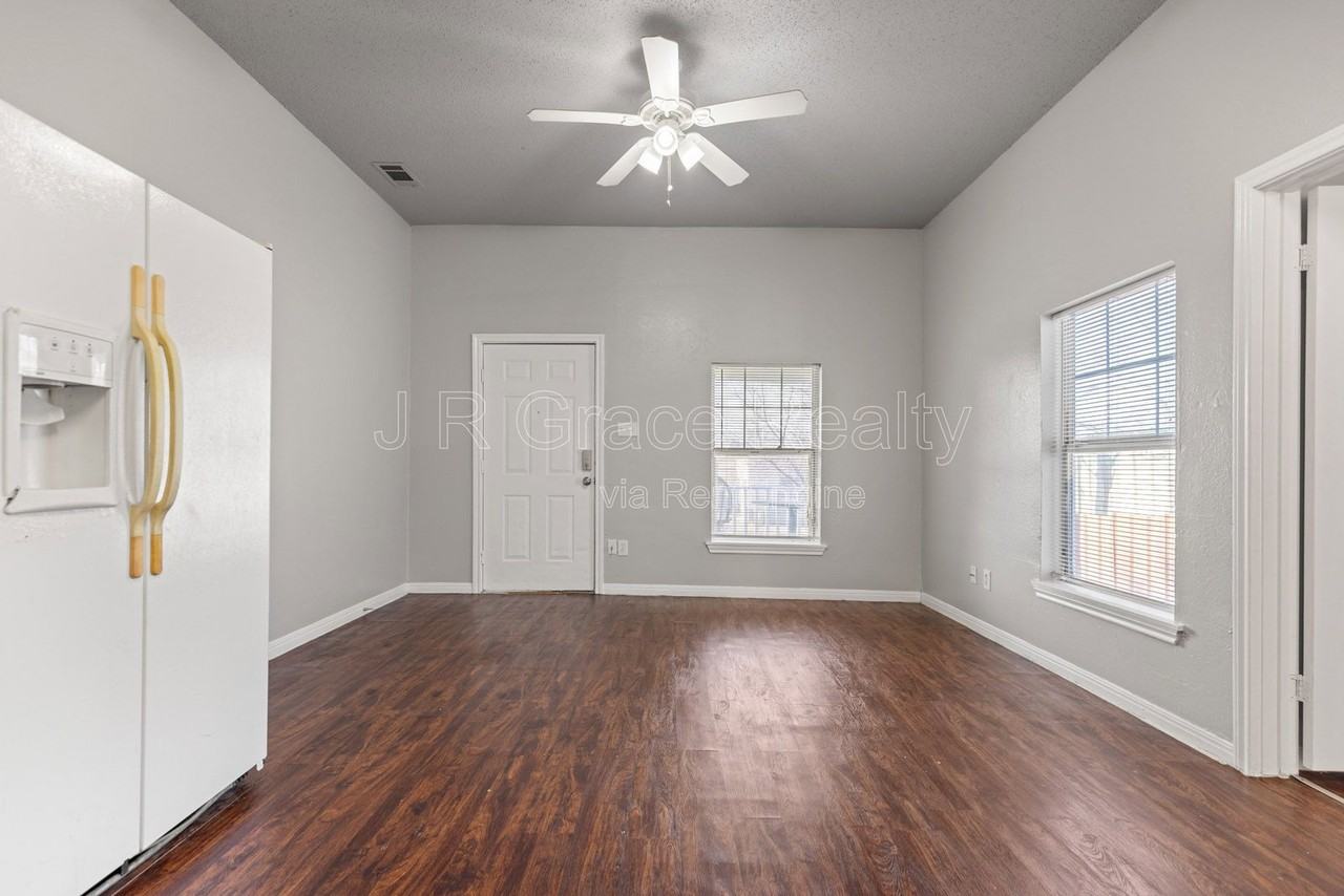 1720 Webster Ave - Photo 3 of 14