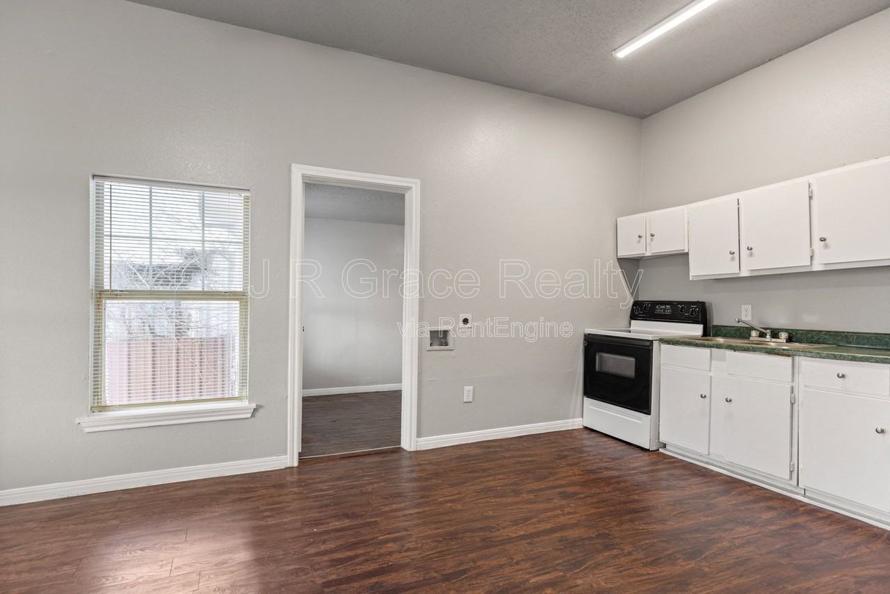 1720 Webster Ave - Photo 4 of 14