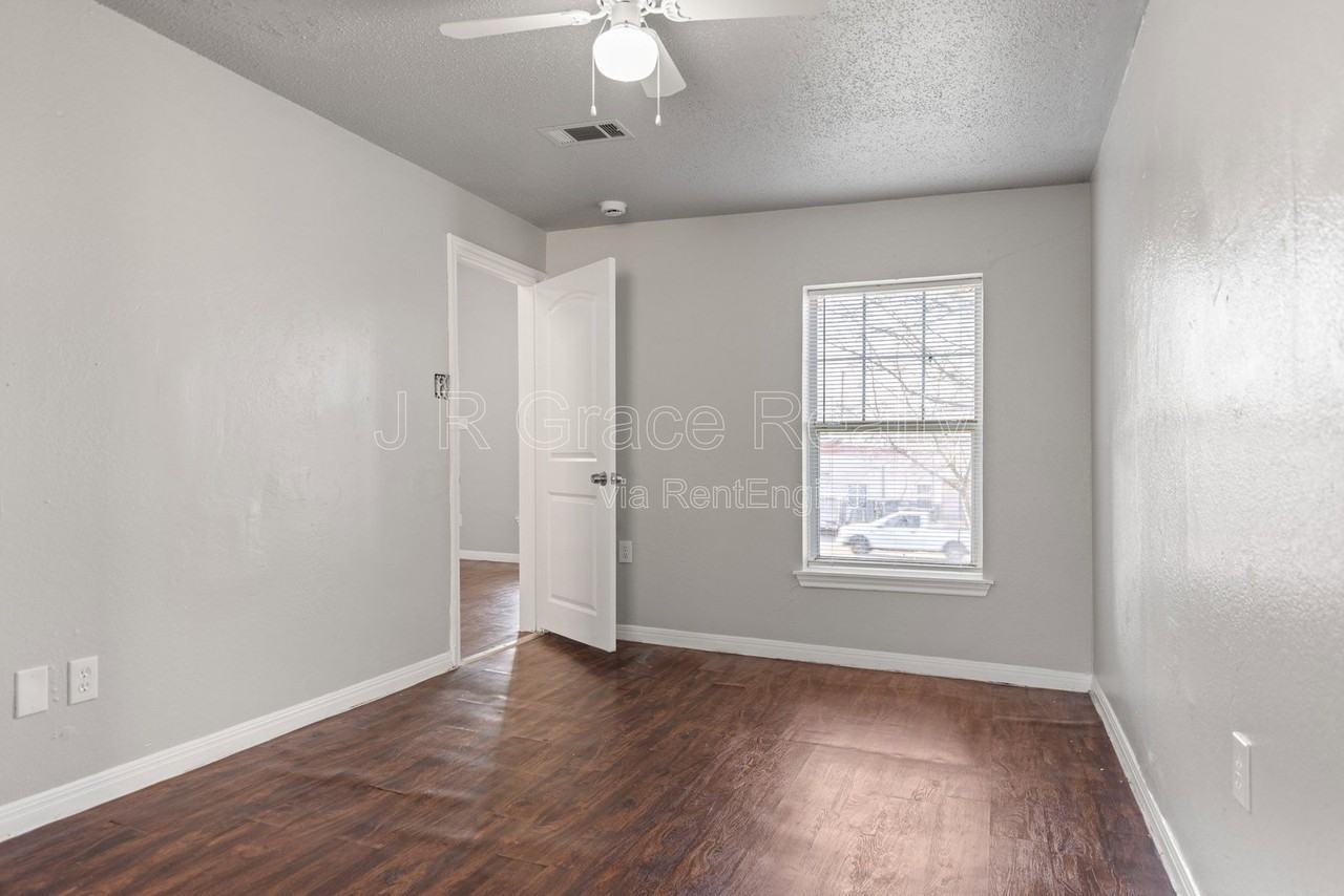 1720 Webster Ave - Photo 6 of 14