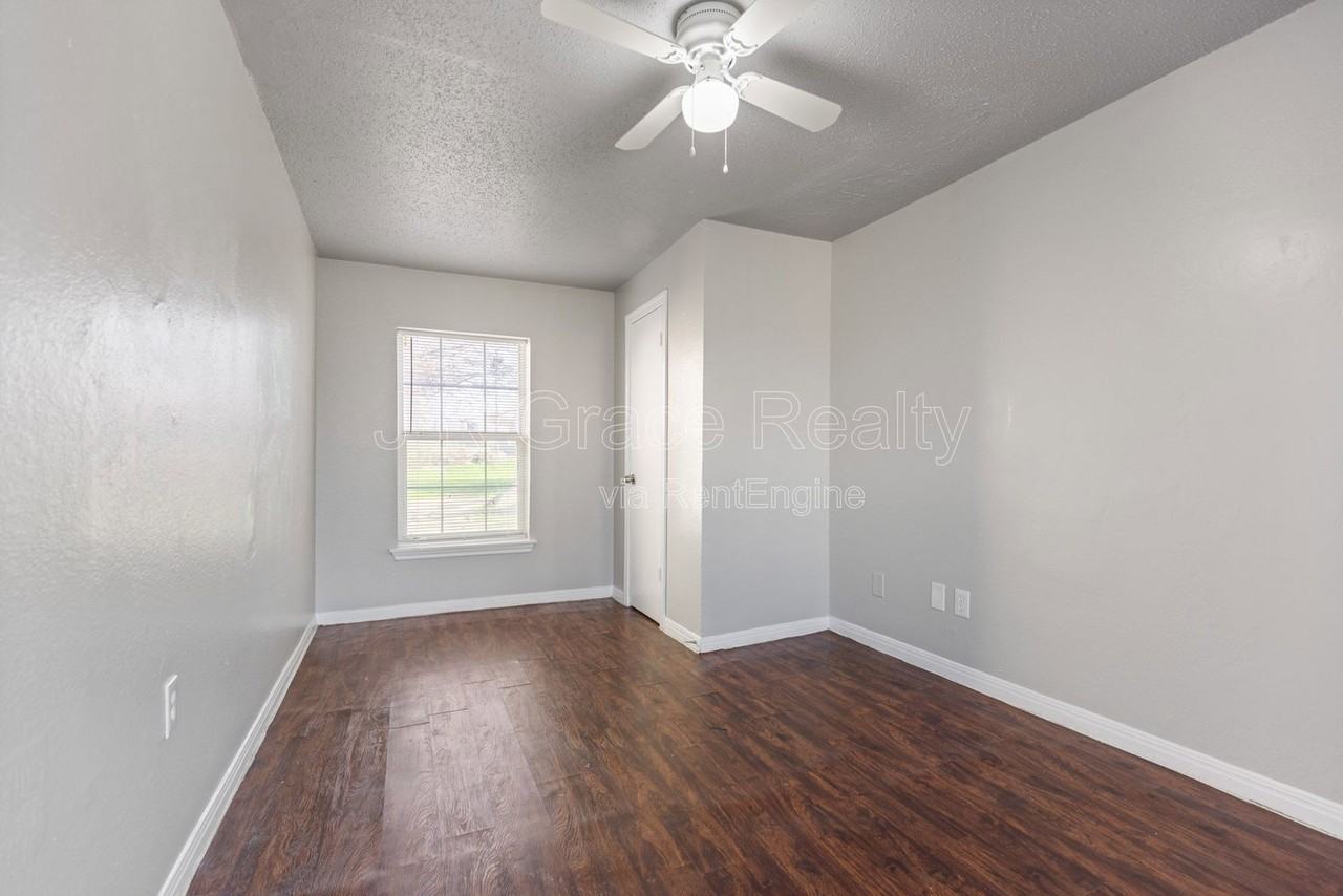 1720 Webster Ave - Photo 7 of 14