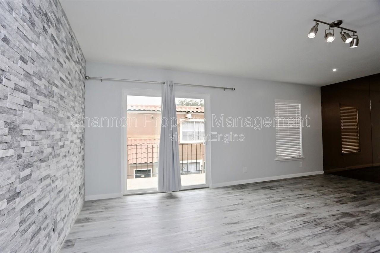 2824 Briarhurst Dr #16 - Photo 3 of 23