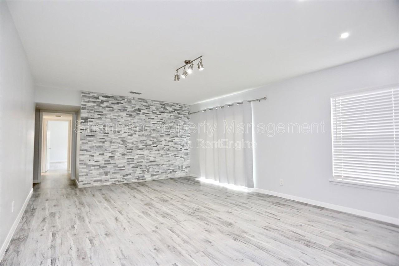 2824 Briarhurst Dr #16 - Photo 4 of 23