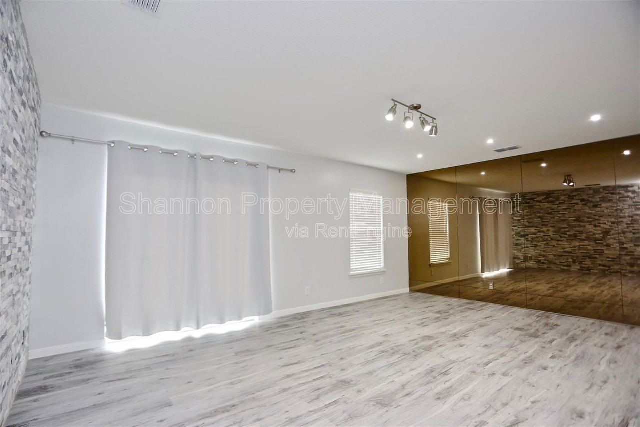 2824 Briarhurst Dr #16 - Photo 6 of 23
