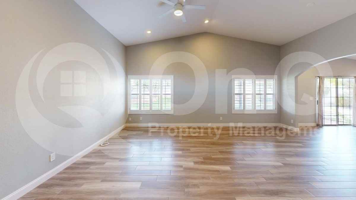 5420 E Paradise Ln - Photo 5 of 19