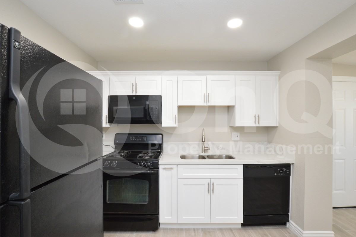 4044 W Burgess Ln - Photo 4 of 19