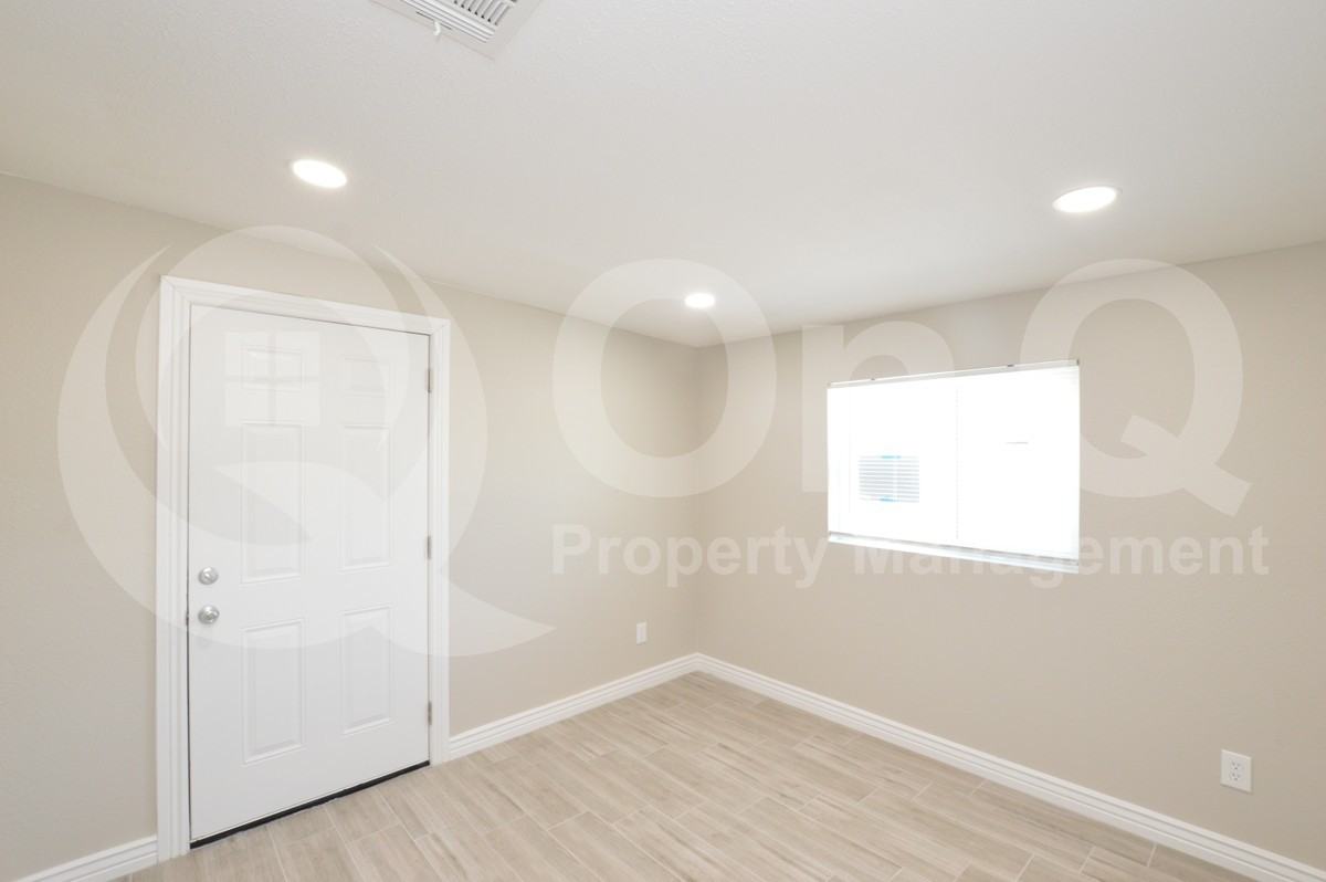 4044 W Burgess Ln - Photo 6 of 19