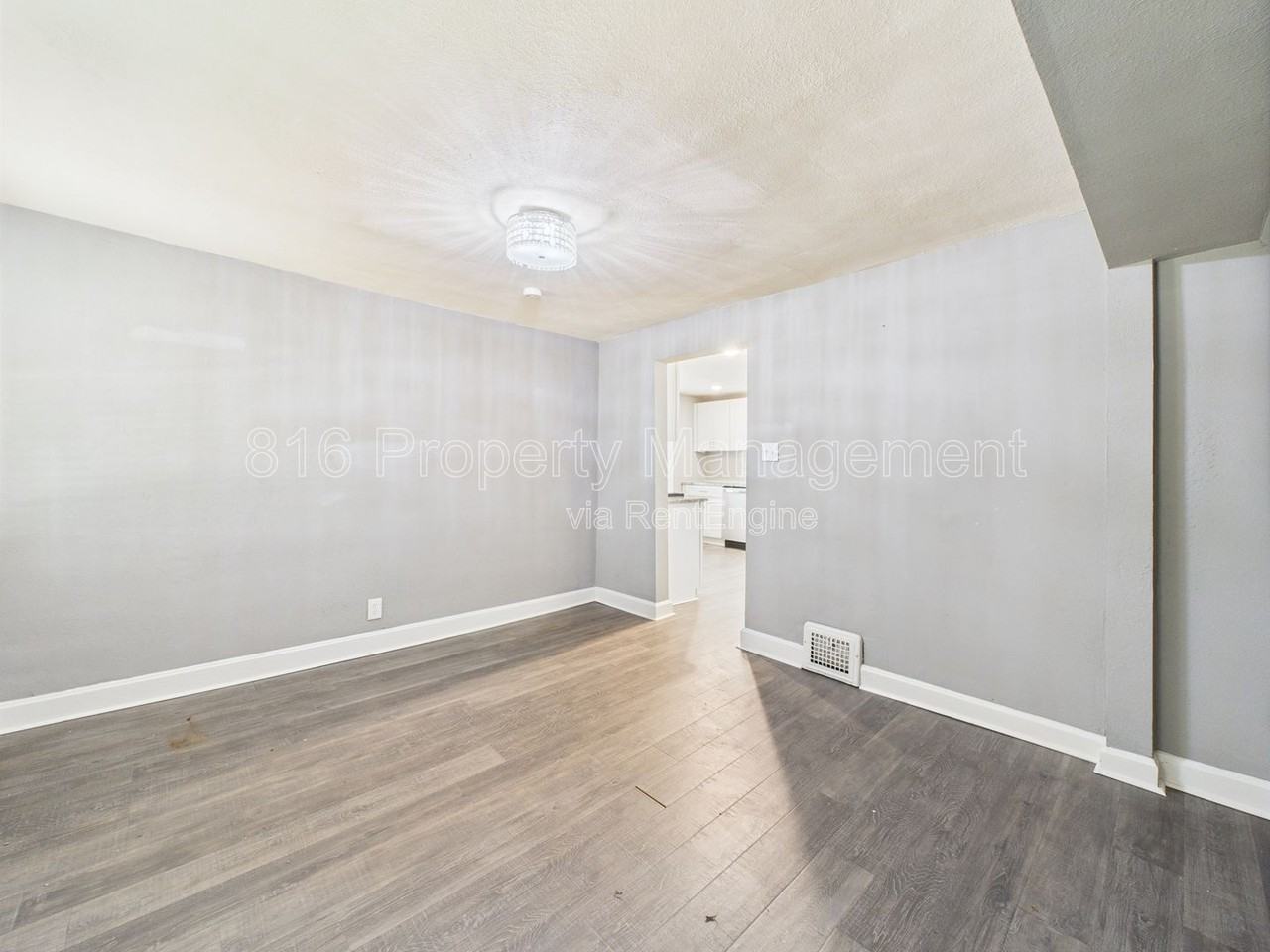 701 W Kansas St #B - Photo 3 of 17