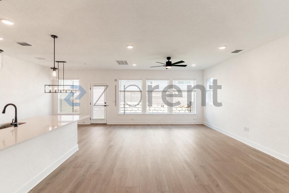 1016 Brickell Loop #B - Photo 5 of 19