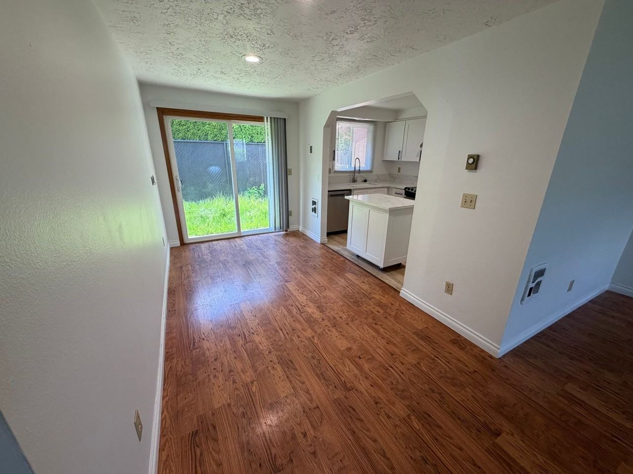 2780 Oxford St - Photo 5 of 23
