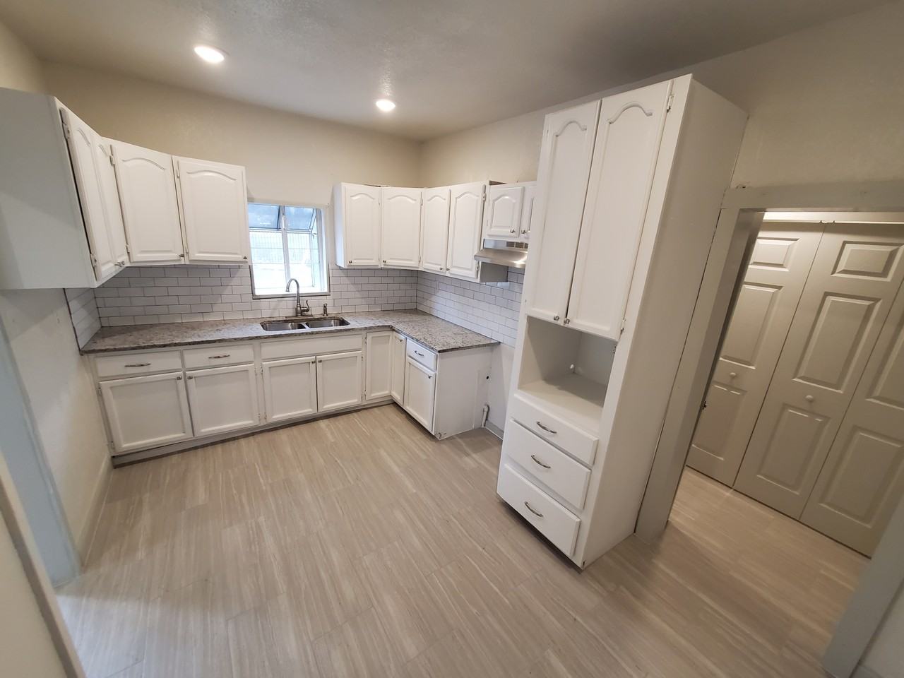 1923 W Poplar St - Photo 5 of 28