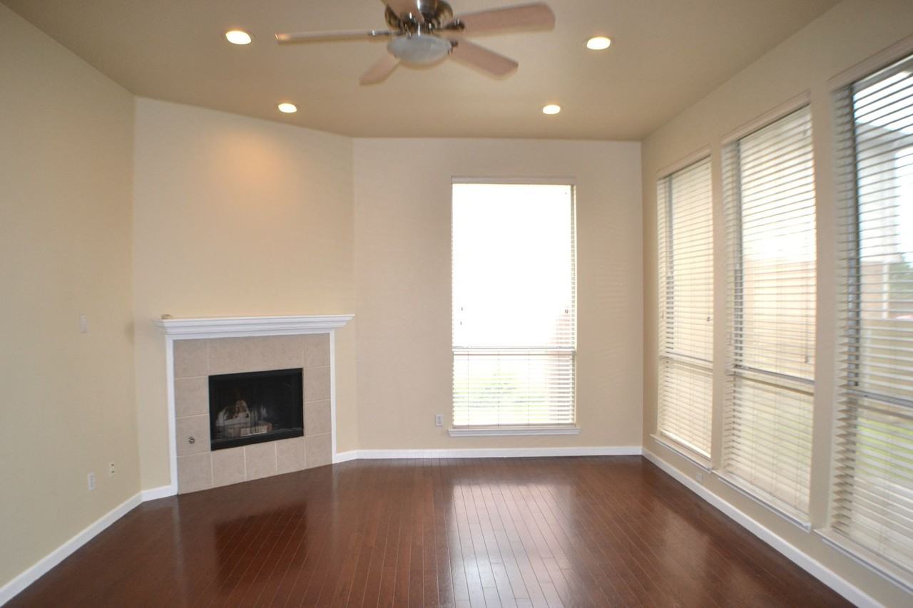 1013 Clear Creek Dr - Photo 2 of 13