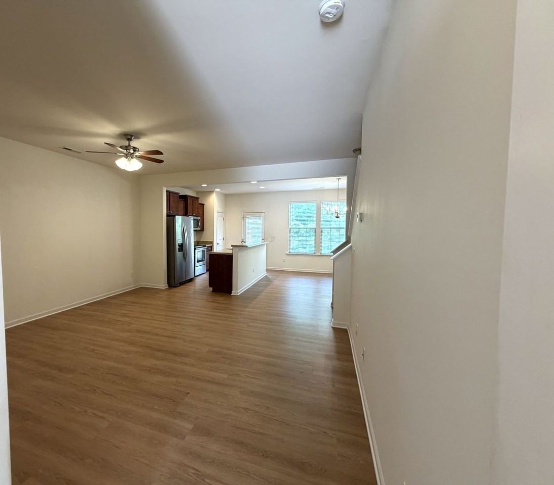 101 E Grove Point Dr - Photo 2 of 9