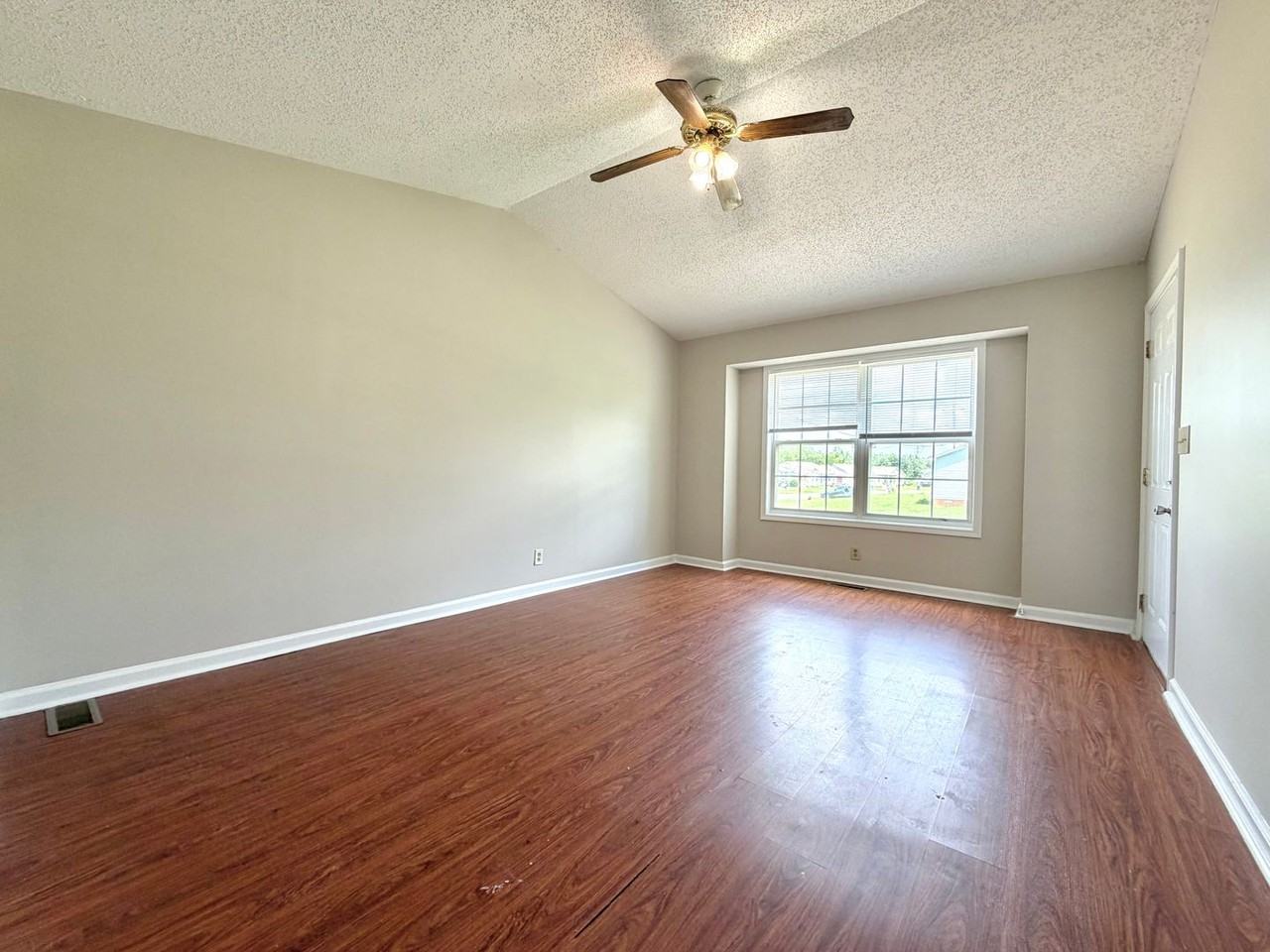 401 Old Glory Ln - Photo 2 of 18