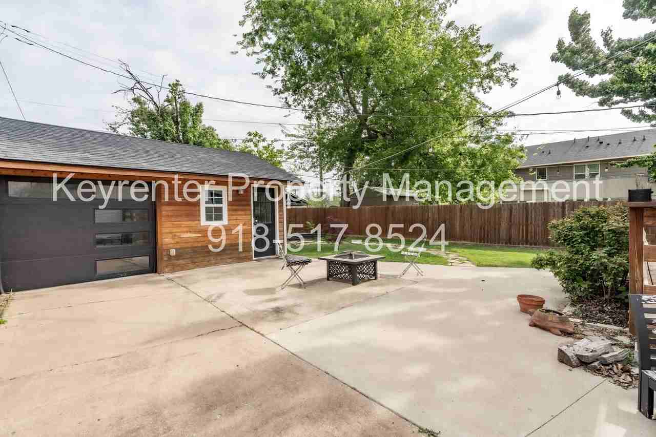 2323 E 13th St - Photo 2 of 30