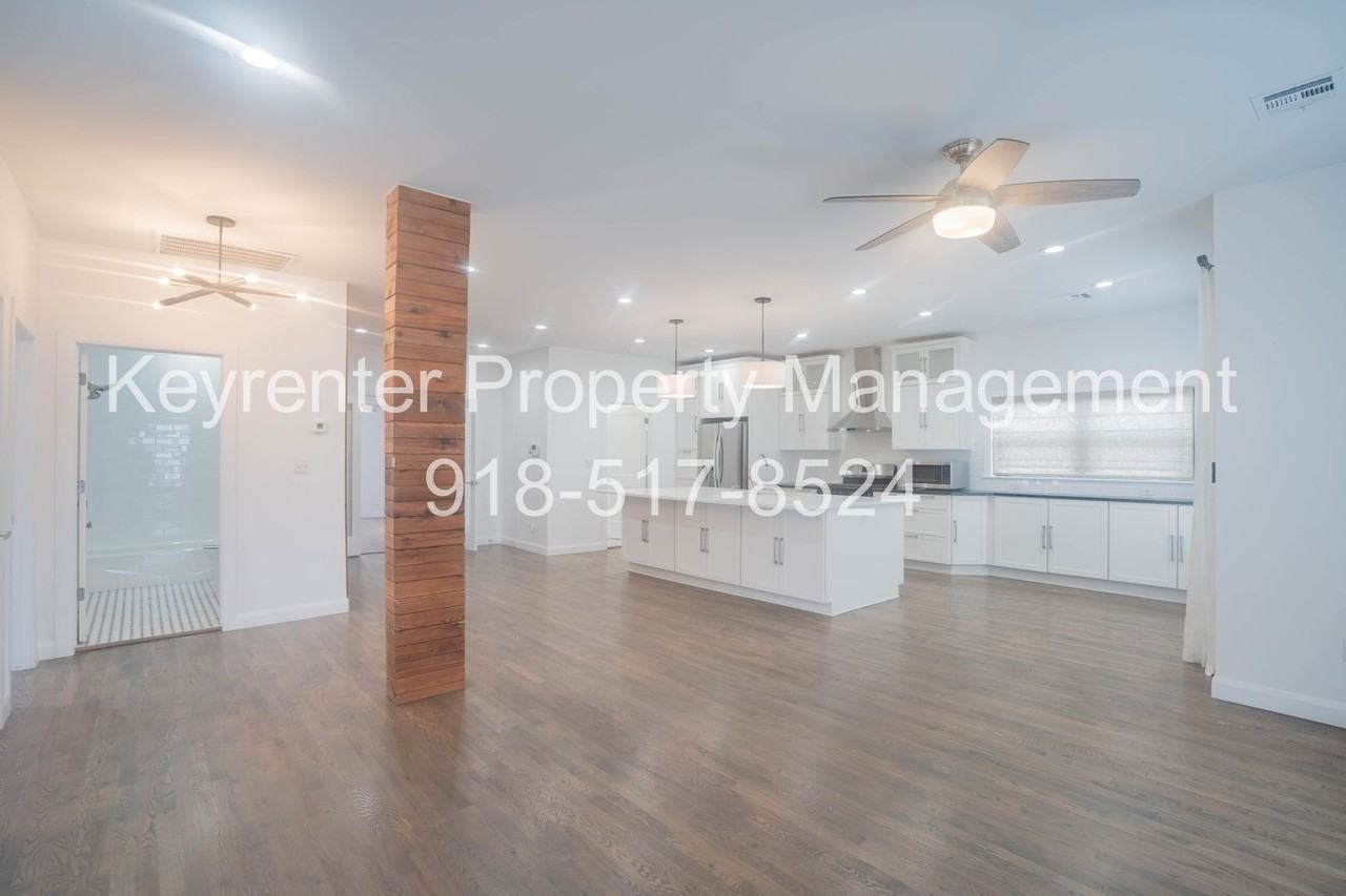 2323 E 13th St - Photo 3 of 30