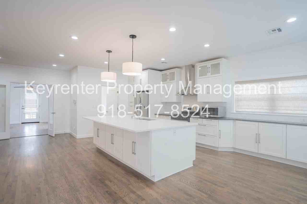 2323 E 13th St - Photo 4 of 30