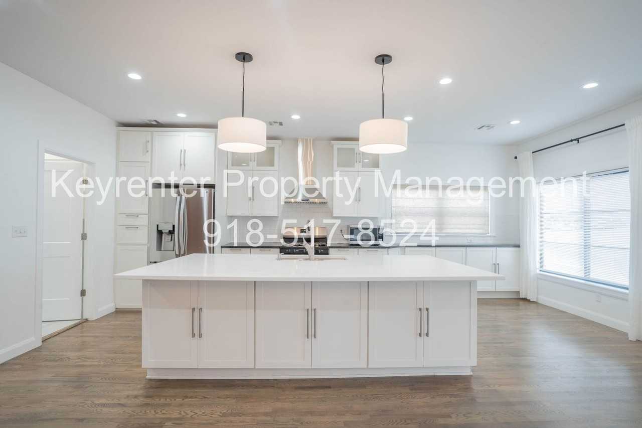2323 E 13th St - Photo 5 of 30