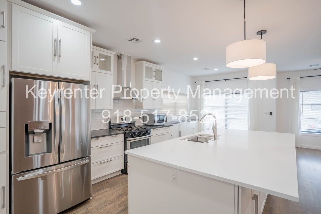 2323 E 13th St - Photo 6 of 30