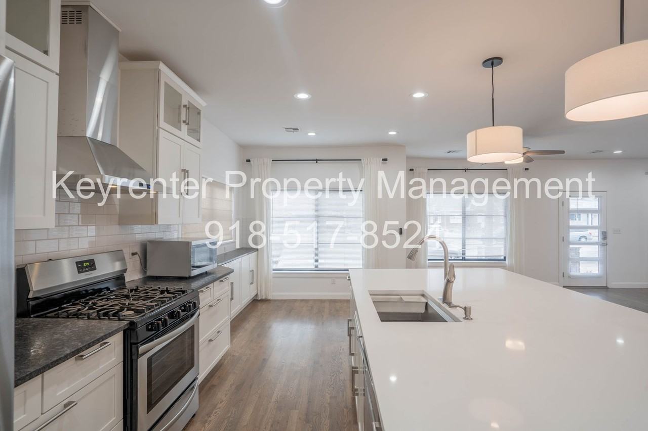 2323 E 13th St - Photo 7 of 30
