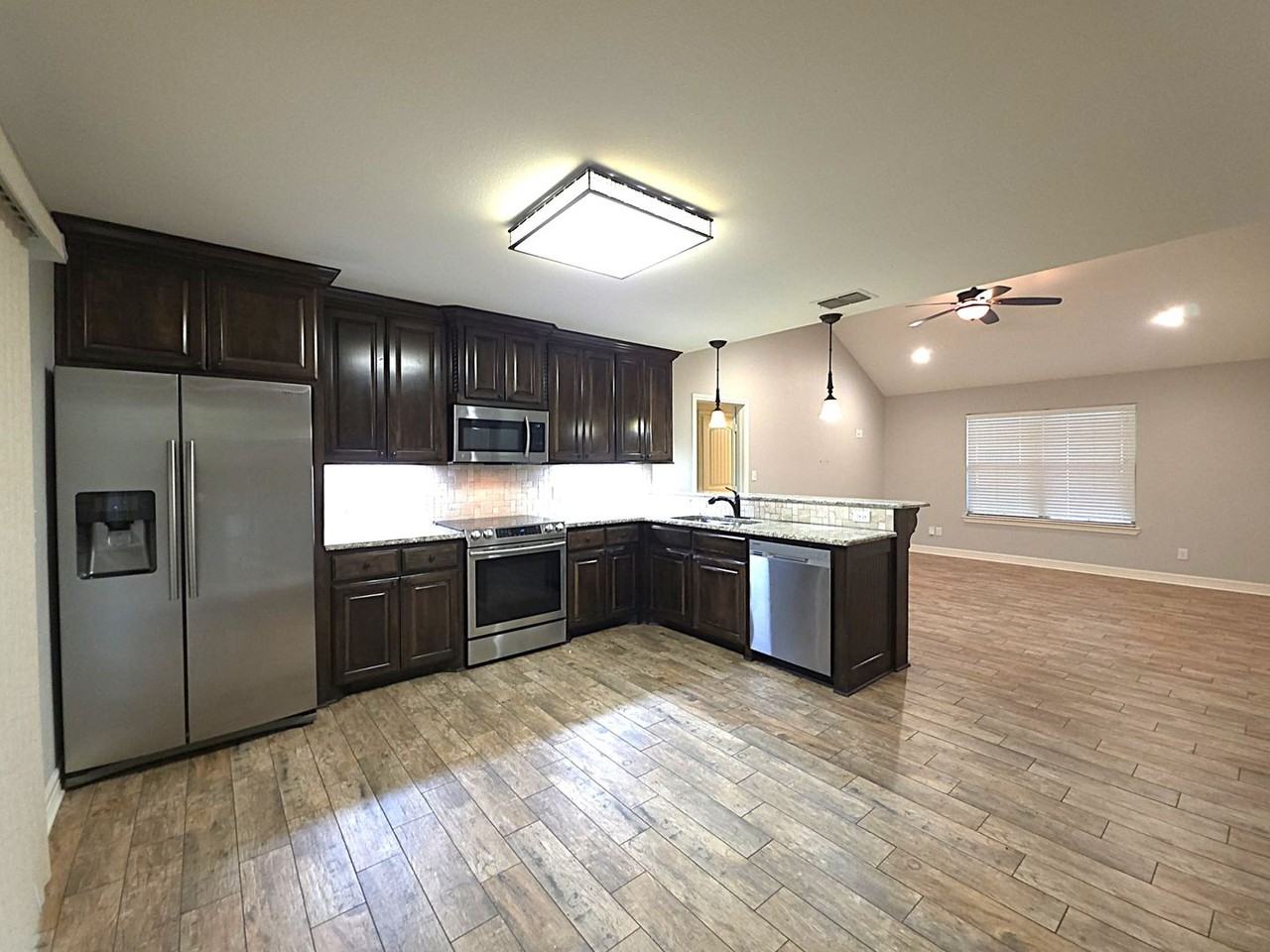 1424 Dogwood St - Photo 3 of 34