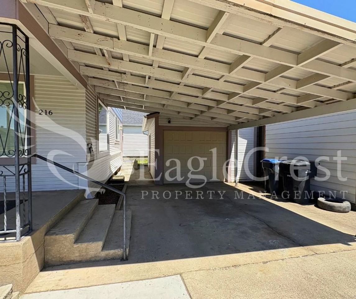 216 N Park St - Photo 7 of 44